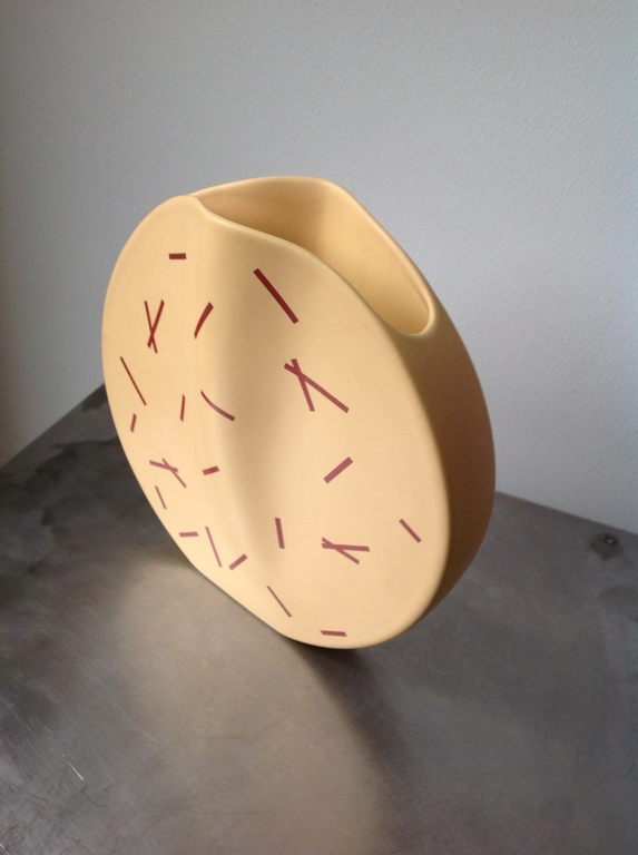 Cirkelvaas met plooi, ontwerp Dorothé van Agthoven,  Flora Keramiek Hardenberg kopen? Bied vanaf 45!