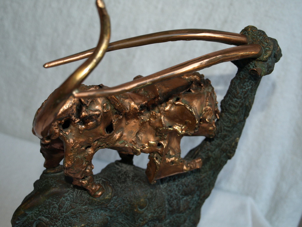 Emanuel Litos â�� Beeld van brons en kunsthars â�� Hert & Leeuw â�� ca 1965 kopen? Bied vanaf 195!