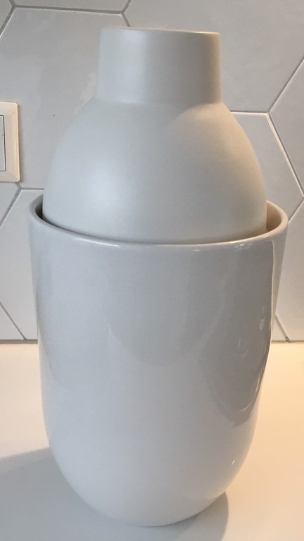 Aardewerken tulpenvaas ontwerp Edward van Vliet voor de Bijenkorf Maastricht  kopen? Bied vanaf 40!