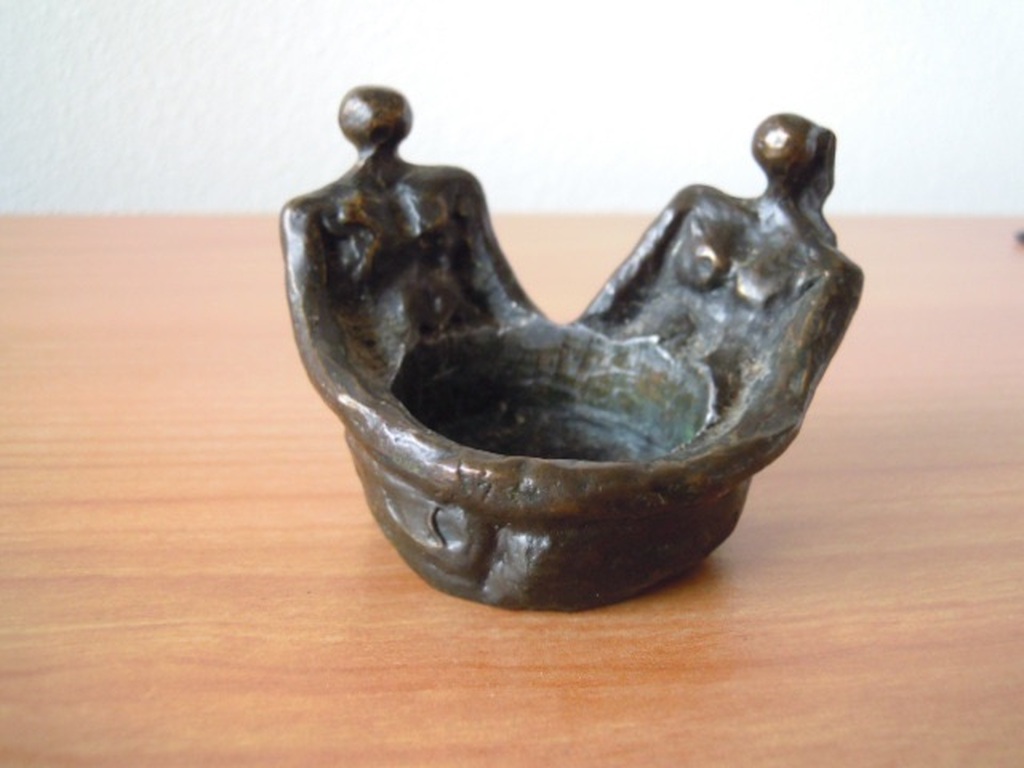 Kunstenaar onbekend- zwaar massief beeldje/theelichthouder -gesigneerd. verkocht voor € 35!