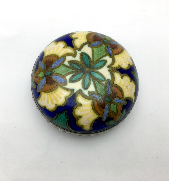 Plateelbakkerij Zuid Holland - Dekselschaal met polychroom decor madeleine 1929 kopen? Bied vanaf 1!