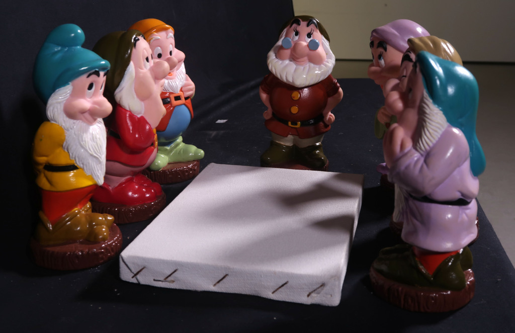 Luciano Perna: Plastic dwergen + canvas, Snow Dwarf and the Seven Whites kopen? Bied vanaf 70!