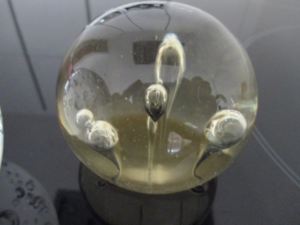 Leerdam? Een kavel met twee presse papiers met luchtbellen kopen? Bied vanaf 12!