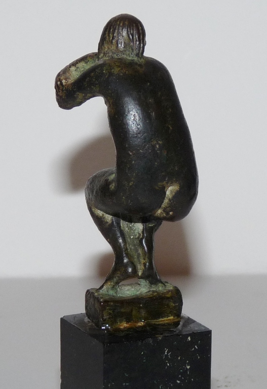 Piet van Heerden, Bronzen beeld op marmeren sokkel, Gehurkt naakt kopen? Bied vanaf 195!