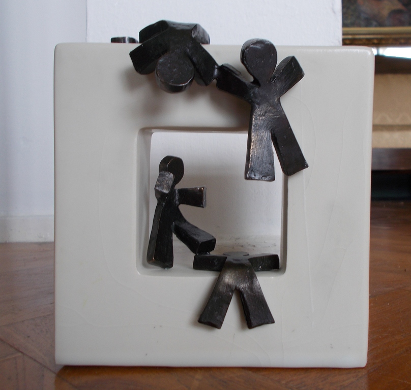 Keramisch beeld met bronzen figuren,gemonogrammeerd met JP.Jaren 80. kopen? Bied vanaf 48!