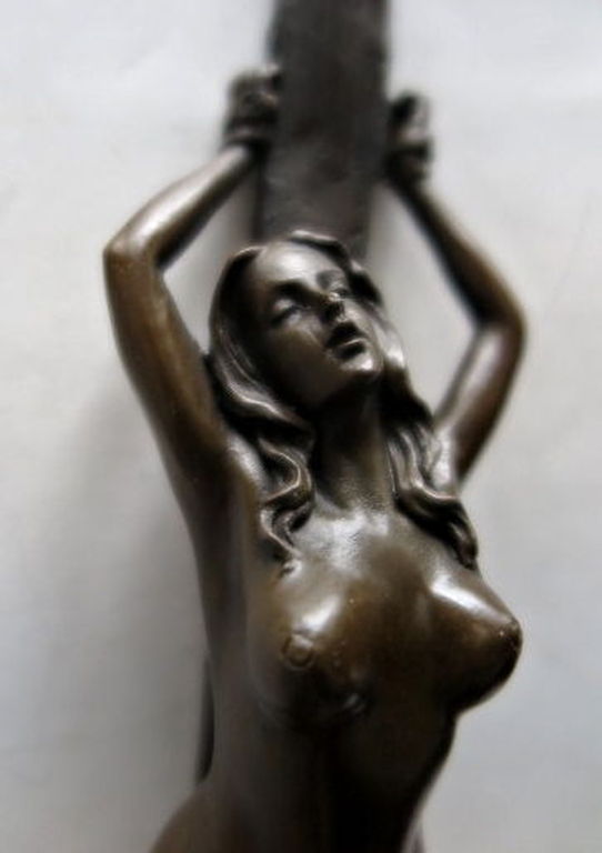Erotisch bronzen beeld / presse de papier - gesigneerd - "Dame in bondage" verkocht voor € 102!