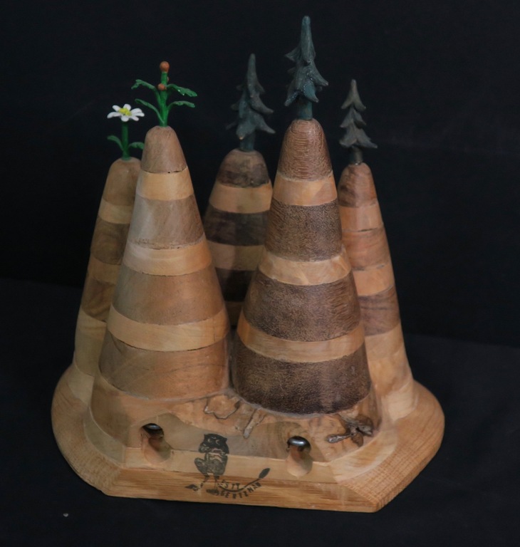 Esty Gertzman: Houten sculptuur, Mountains, trees and flowers kopen? Bied vanaf 35!