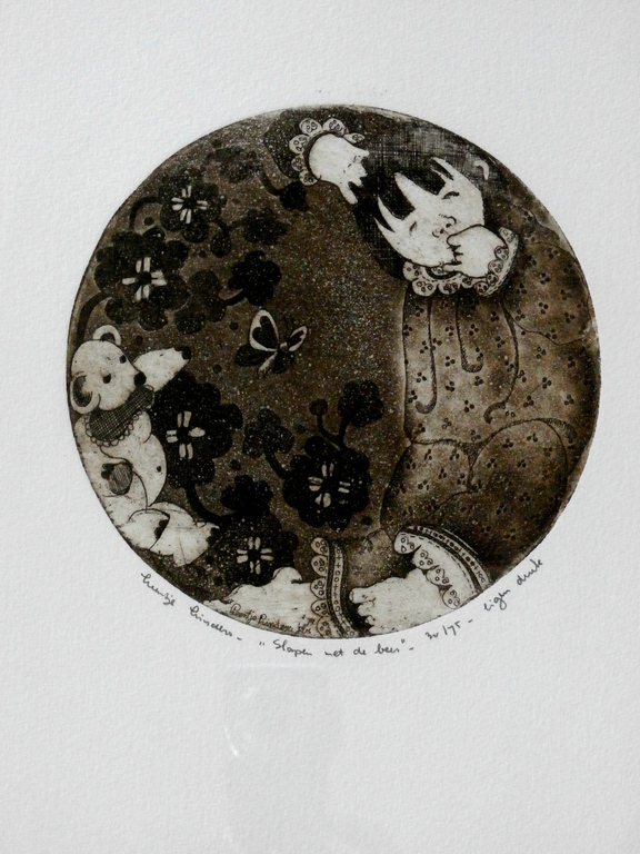 Leentje Linders - ingelijste ets: Slapen met de beer verkocht voor € 49!