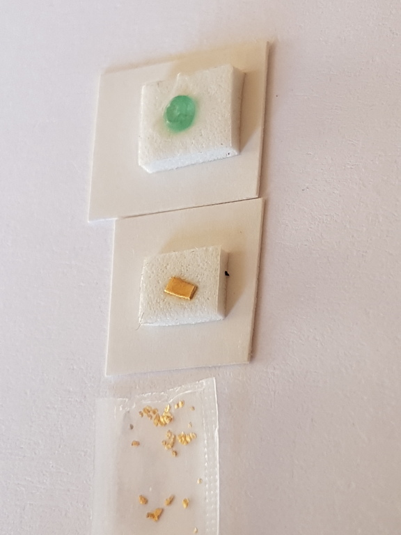 Lot van 12( 999) zuivere goudmarkt goudklompen 0.6-1.5mm 1 natuurlijke emerald  kopen? Bied vanaf 1!