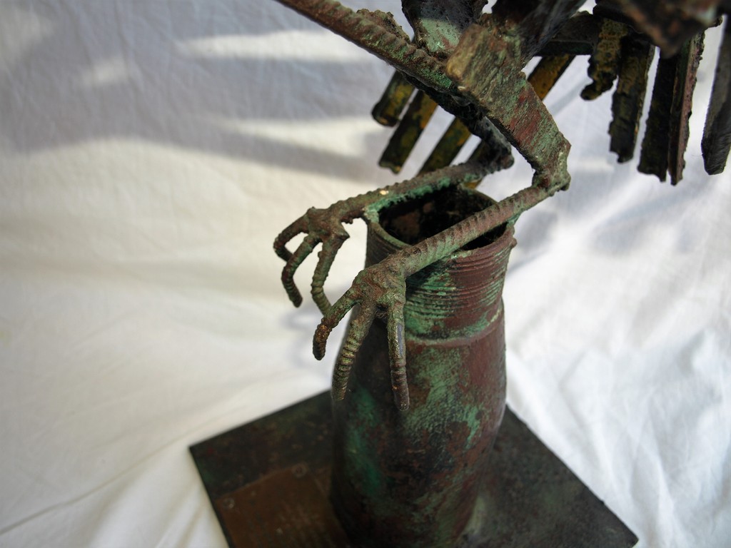 Dumont / Leo van den Berg: Beeld – De gehavende Vredesduif –Bevrijding'45  kopen? Bied vanaf 550!