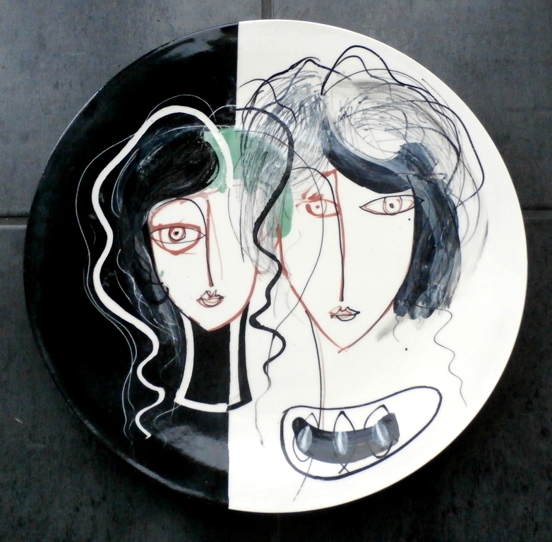 Kantcho Kanev - Keramiek bord: twee vrouwenhoofden verkocht voor € 75!