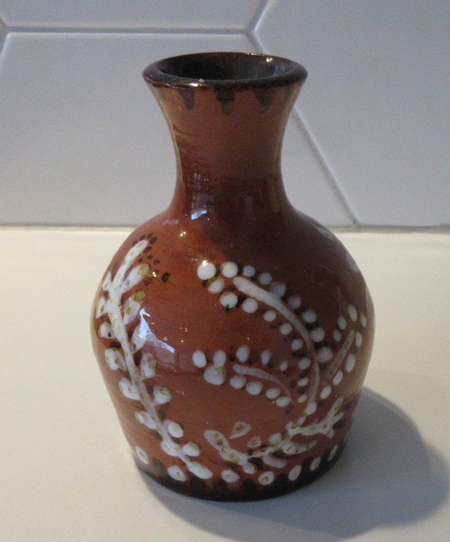 Art nouveau aardewerken vaasje met slibglazuur decoratie kopen? Bied vanaf 5!