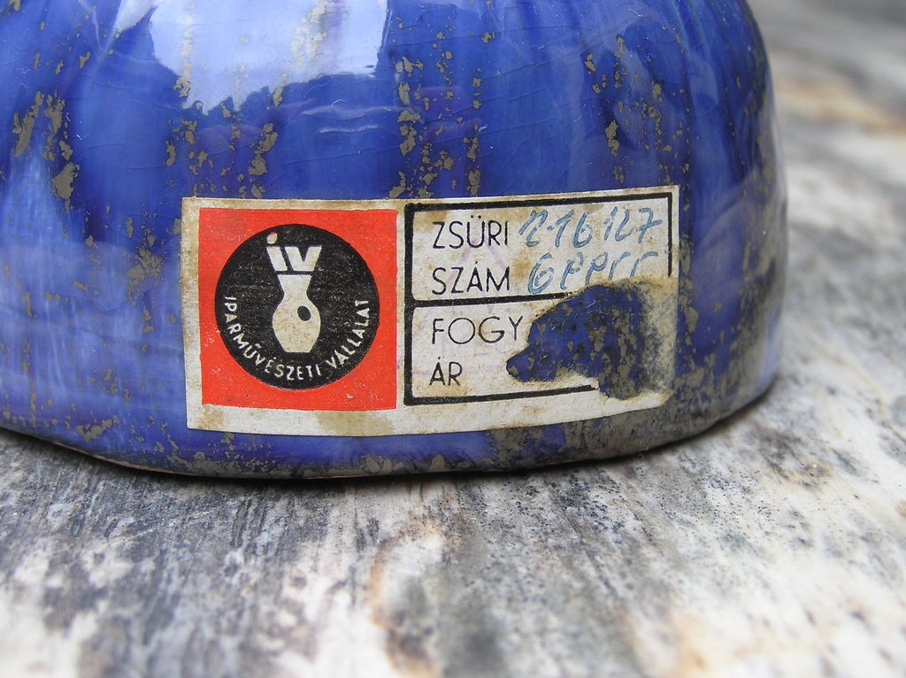 Ongespecificeerd - Iparmuveszeti Vallalat, Aardewerken beeldje van een Hongaarse dame met hoepelrok kopen? Bied vanaf 1!