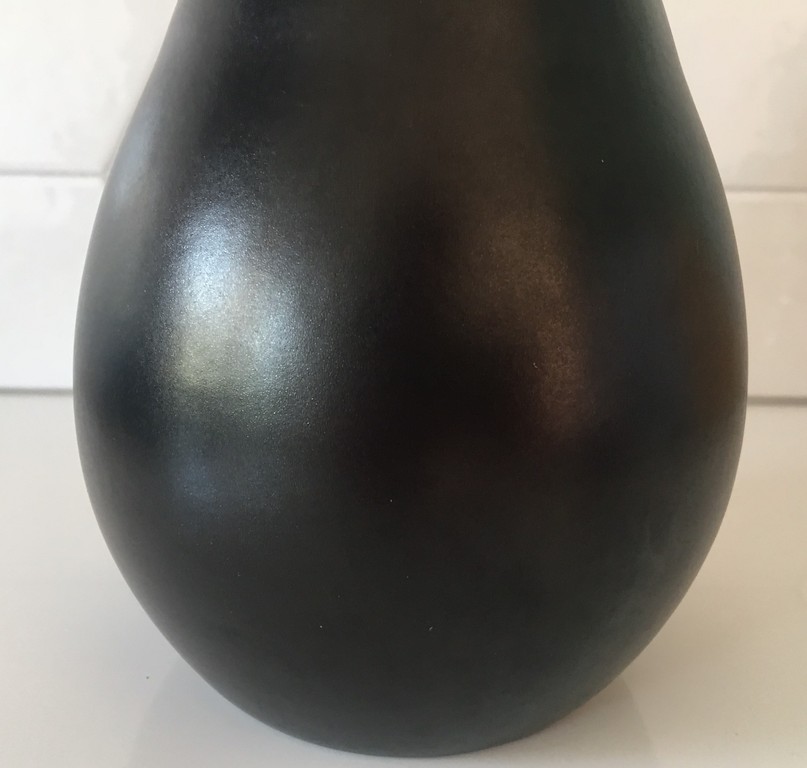 Mat zwarte art deco platelen vaas kopen? Bied vanaf 1!