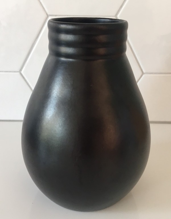 Mat zwarte art deco platelen vaas kopen? Bied vanaf 1!