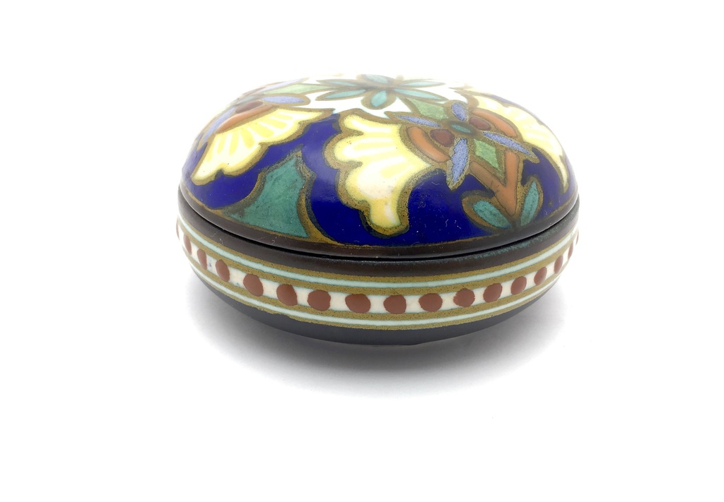 Plateelbakkerij Zuid Holland - Dekselschaal met polychroom decor madeleine 1929 kopen? Bied vanaf 1!