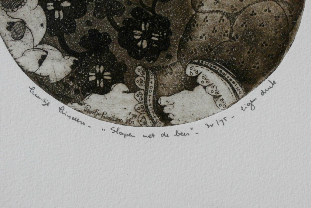 Leentje Linders - ingelijste ets: Slapen met de beer  kopen? Bied vanaf 49!