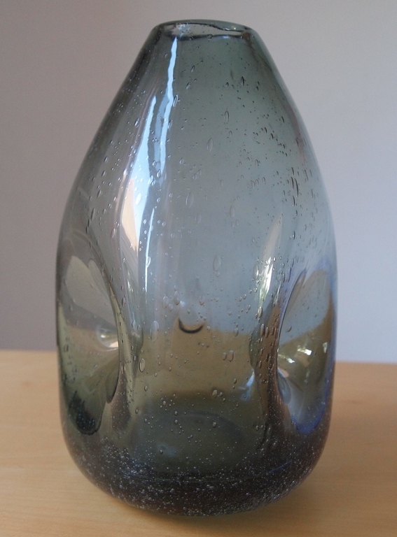 Retro Blauw-grijze glazen 'controlled bubble & pinch' vaas kopen? Bied vanaf 1!