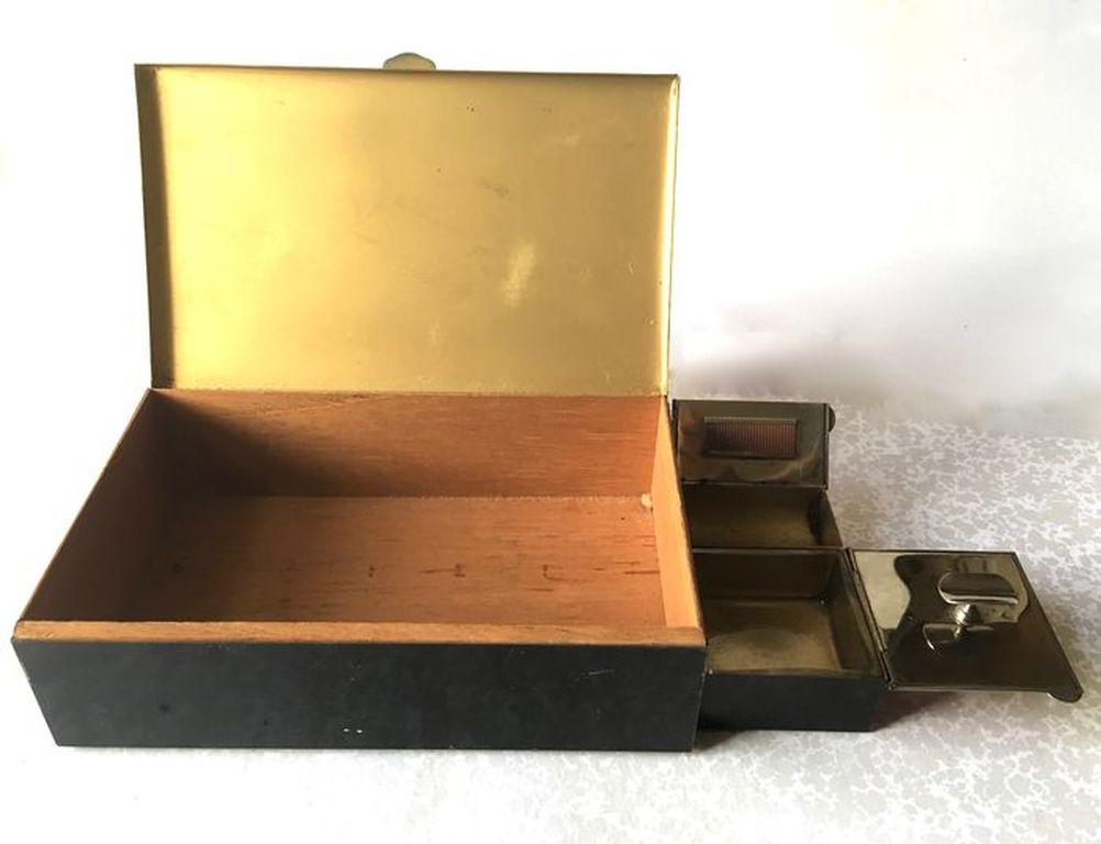 Modernistische Art deco - tabaksdoos - met zwart en rood banen decor - ca. 1930 kopen? Bied vanaf 9!