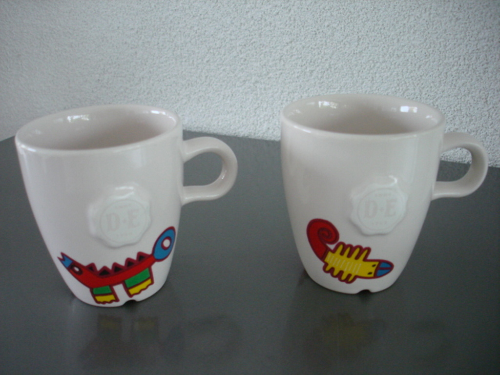 BRIELS: twee koffiekopjes kopen? Bied vanaf 1!