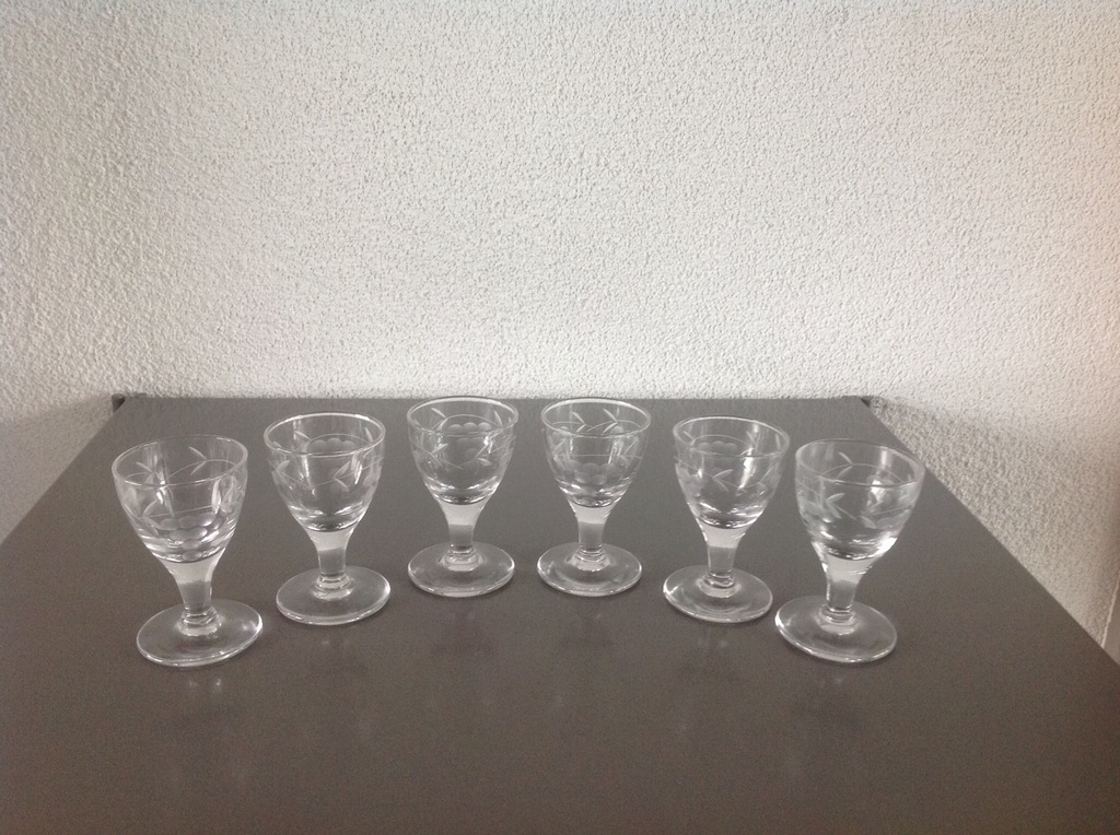 Leerdam(?): zes geëtste likeurglaasjes. kopen? Bied vanaf 15!
