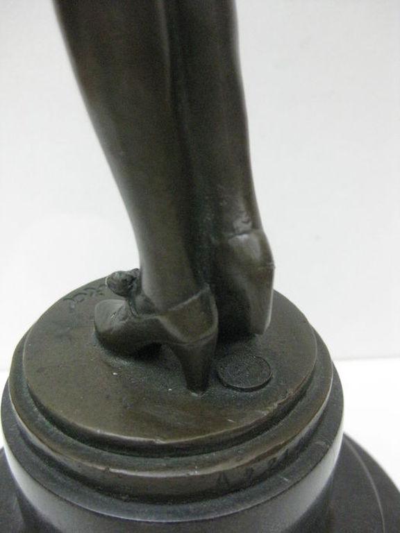 Bronzen sculptuur van een vrouw op een marmeren voetstuk - 20e eeuw kopen? Bied vanaf 195!