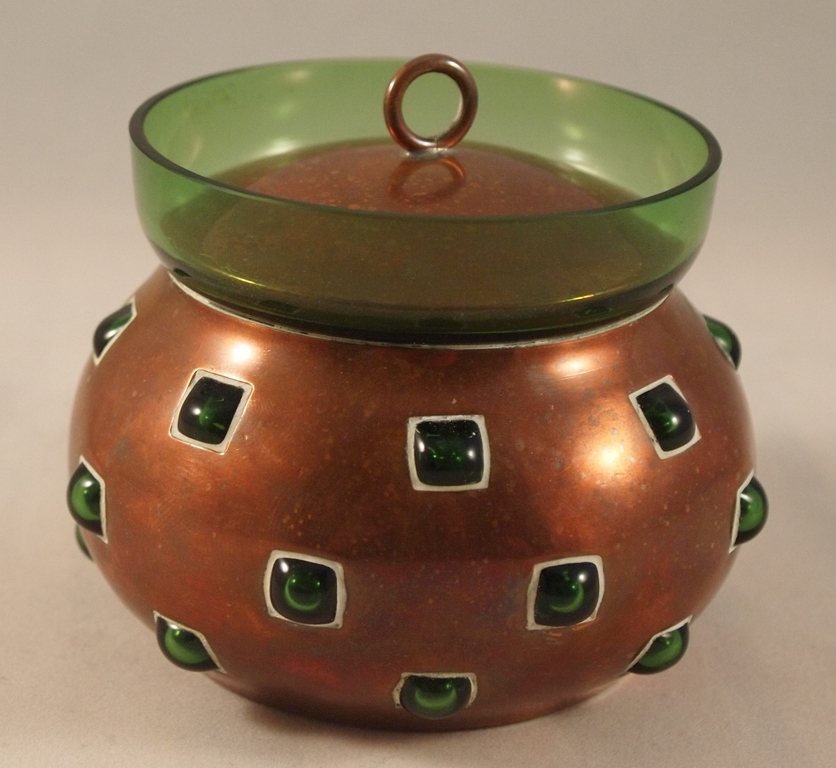 Art Nouveau groen glazen noppen dekselpotje voorzien van koperen beslag kopen? Bied vanaf 27!