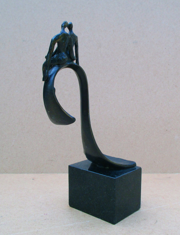 Corrie Ammerlaan-van Niekerk: verbronsd beeldje van 2 geliefden op een golf kopen? Bied vanaf 15!