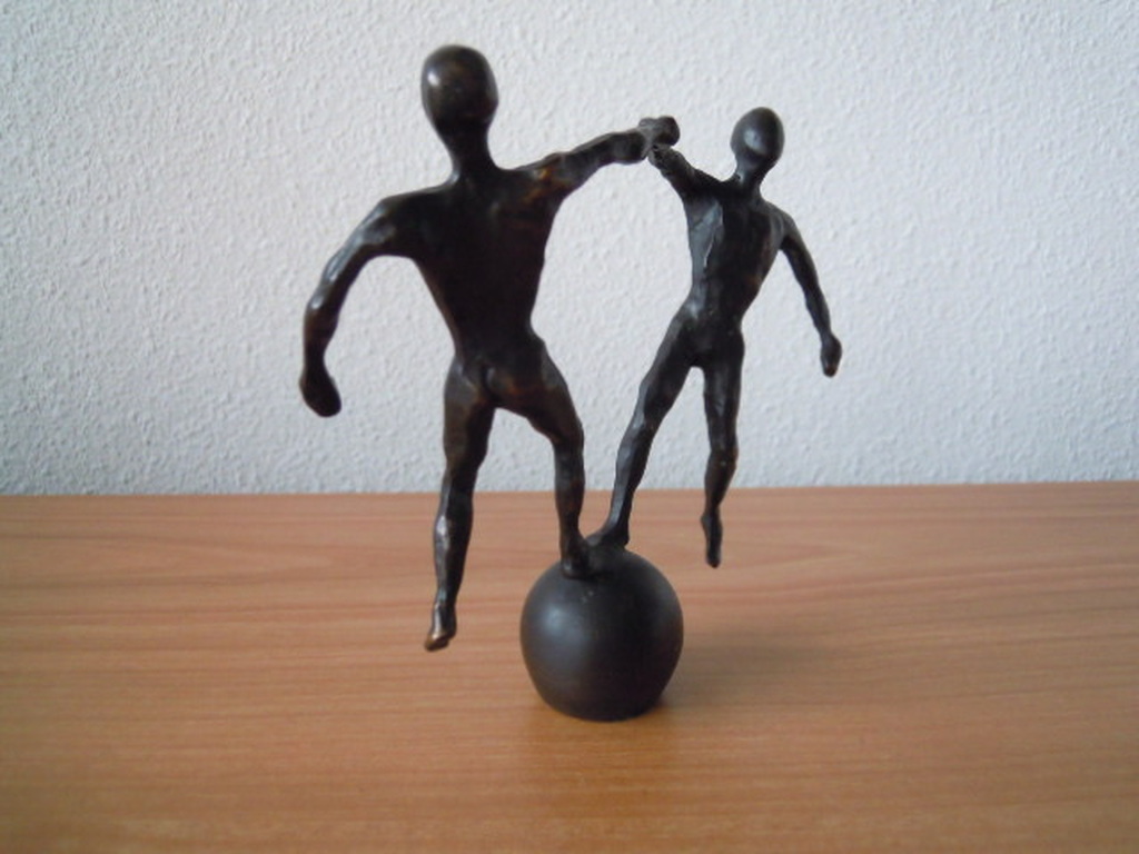 Corry Ammerlaan beeldje 14 cm  - 2 mensen op bal of wereldbol kopen? Bied vanaf 25!