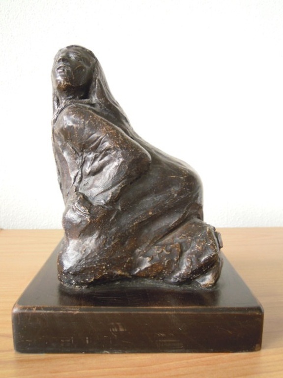 Hand gemaakt beeld -  vrouw -26 cm op houten sokkel - niet gesigneerd. kopen? Bied vanaf 25!