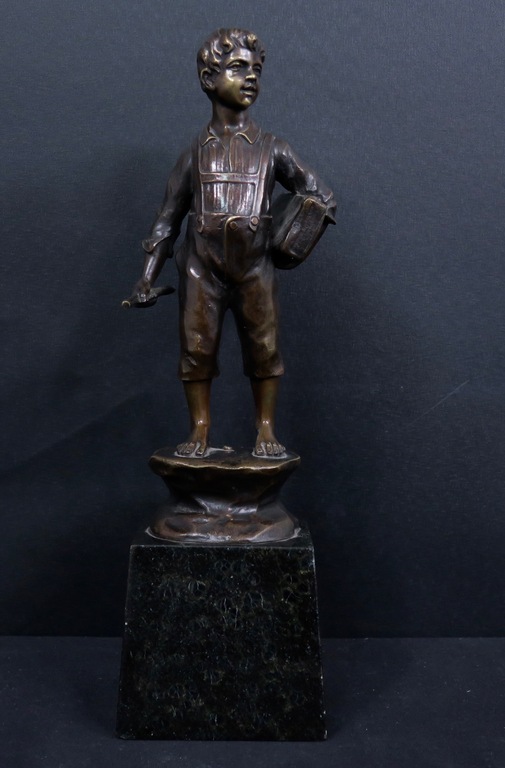Spiro Schwatenberg: Gepatineerd bronzen sculptuur, Jongen met boek kopen? Bied vanaf 1!