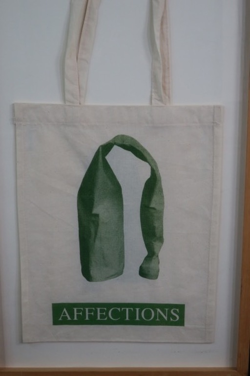 Joke Roobard: Zeefdruk op textiel, Affections -Ingelijst kopen? Bied vanaf 1!