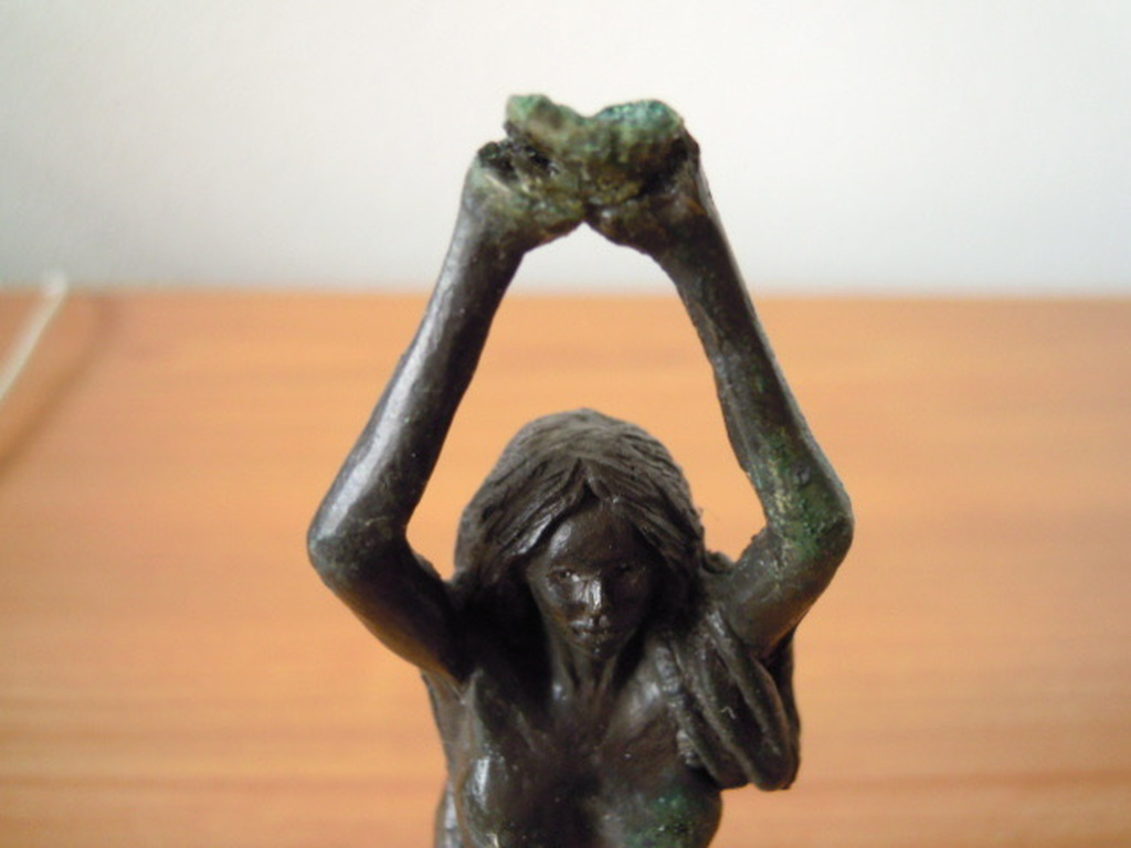 Zwaar massief bronzen beeldje van vrouw -  16 cm hoog - 1-1-2002 kopen? Bied vanaf 1!