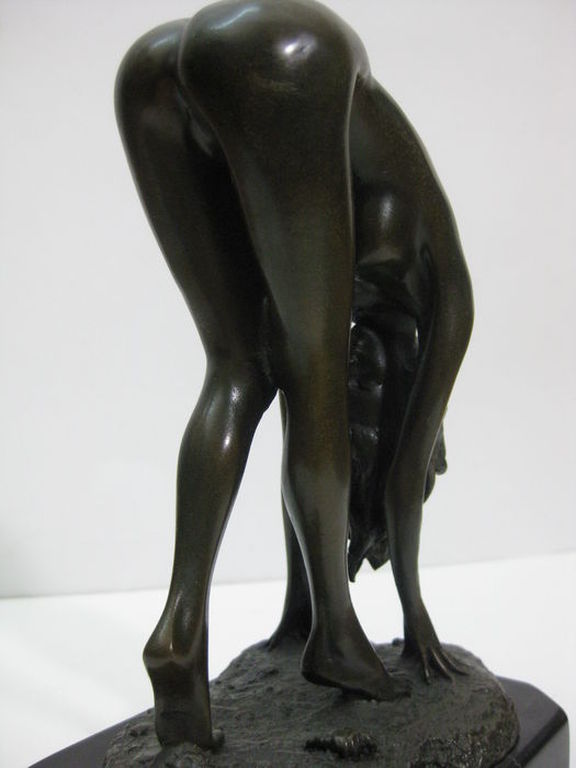 Bronzen sculptuur van een naakte vrouw op een marmeren voetstuk - 20e eeuw kopen? Bied vanaf 75!