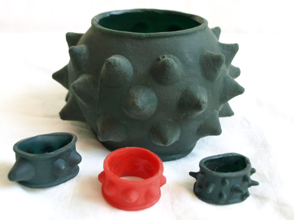 Maria Hees (1948) : Rubberen sieraden – Armband en 3 ringen – ca 1980  kopen? Bied vanaf 50!