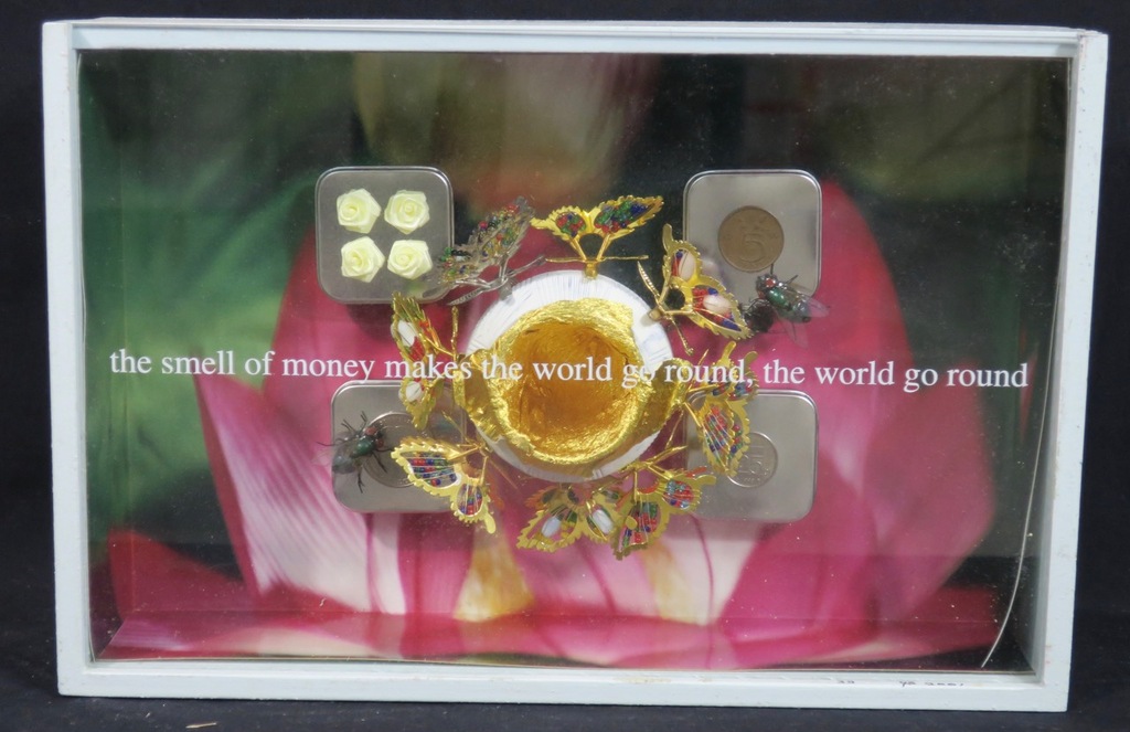 Pamela Schellekens: Kijkkastje, The smell of money makes... - Ingelijst verkocht voor € 50!