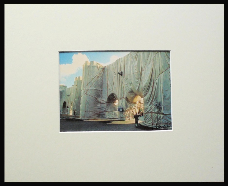 Christo  -Project Wrapped Roman Wall 1974 - artcard handgesigneerd verkocht voor € 45!