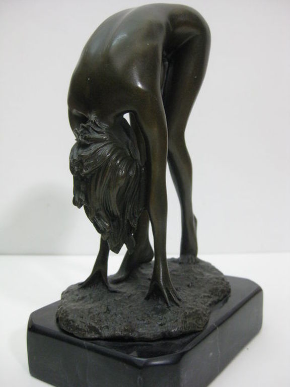 Bronzen sculptuur van een naakte vrouw op een marmeren voetstuk - 20e eeuw kopen? Bied vanaf 75!