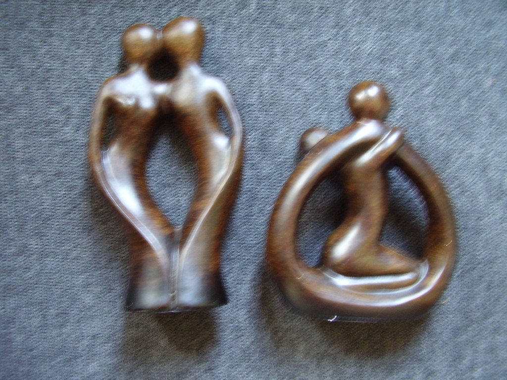 2 X KUNSTZINNIGE BEELDEN-FIGUREN. kopen? Bied vanaf 25!