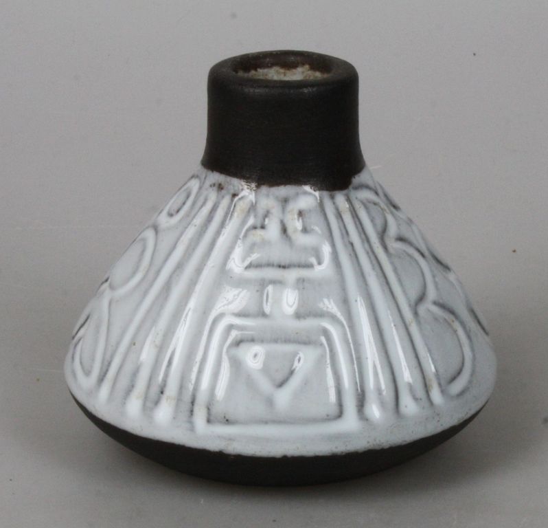 Mobach 1950's vaasje met reliëfdecor kopen? Bied vanaf 15!