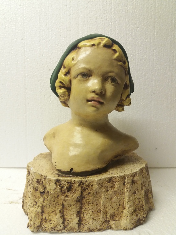 Een polychroom beschilderde gipsen buste van een jonge vrouw, kopen? Bied vanaf 1!