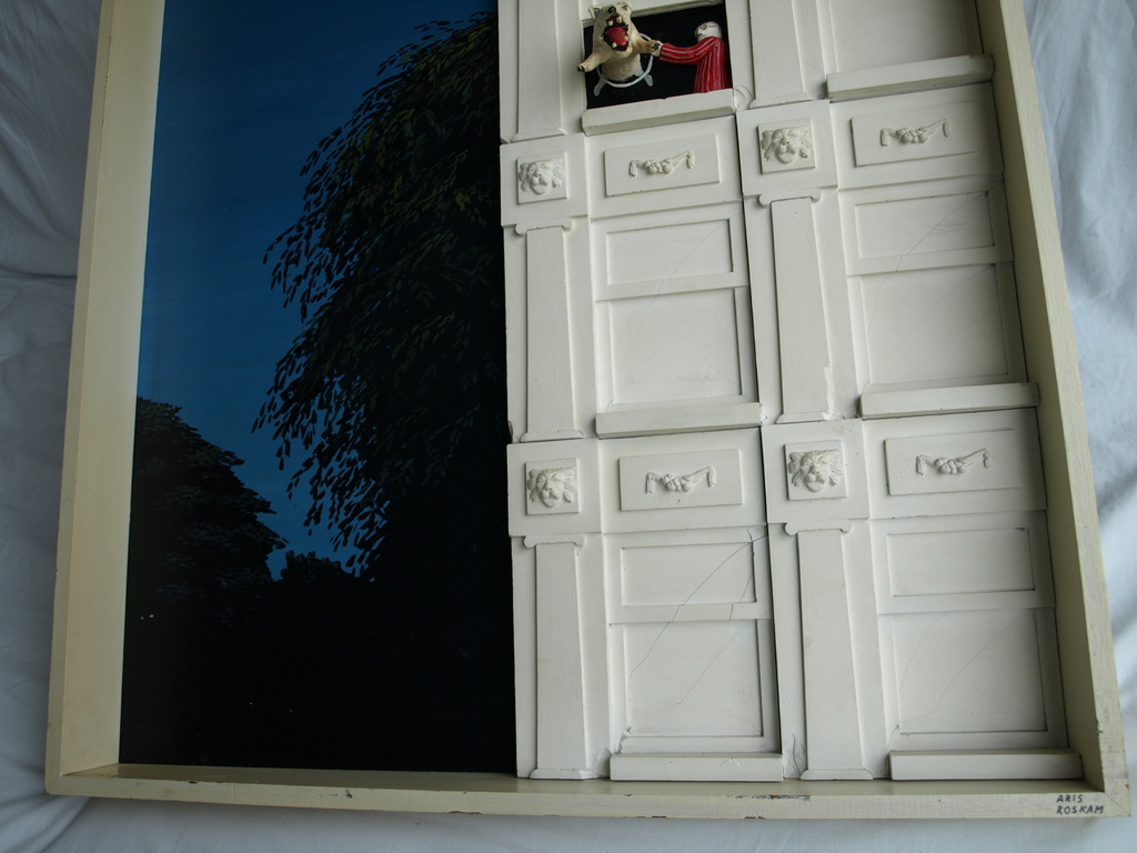 Aris Roskam : Beelden in kabinet – Hond uit het Raam – gesigneerd – ca 1980 kopen? Bied vanaf 30!