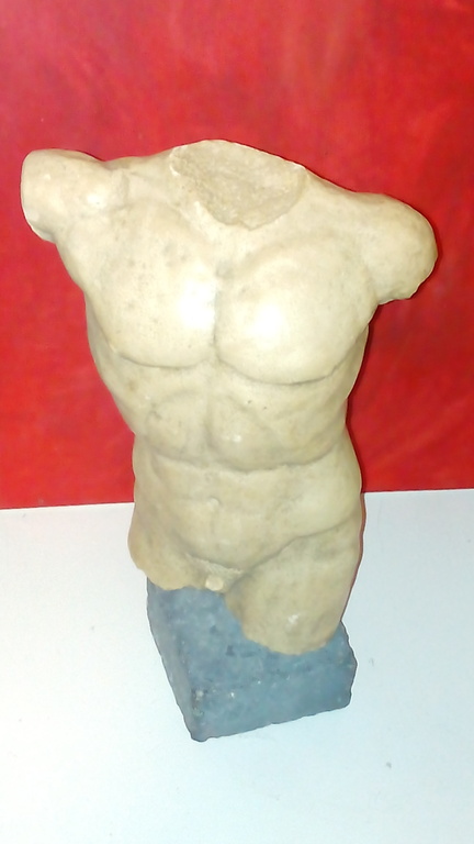 Gipsen mannelijk torso van 41x30 cm. Gesigneerd.  kopen? Bied vanaf 50!