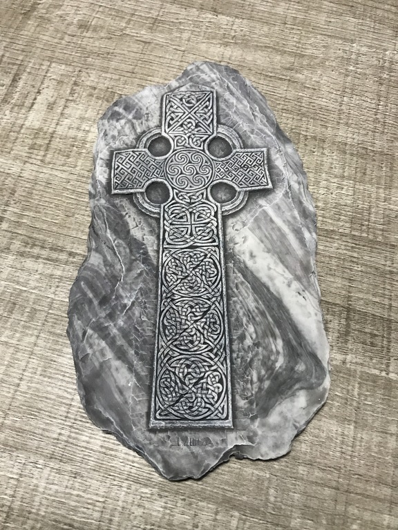 Unieke Kruis op Marmer Steen kopen? Bied vanaf 1000!