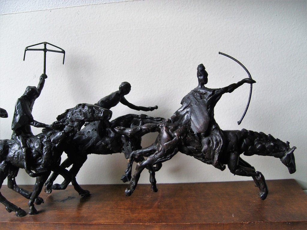 Onbekende kunstenaar: Bronzen beeldengroep van strijders te paard. kopen? Bied vanaf 225!