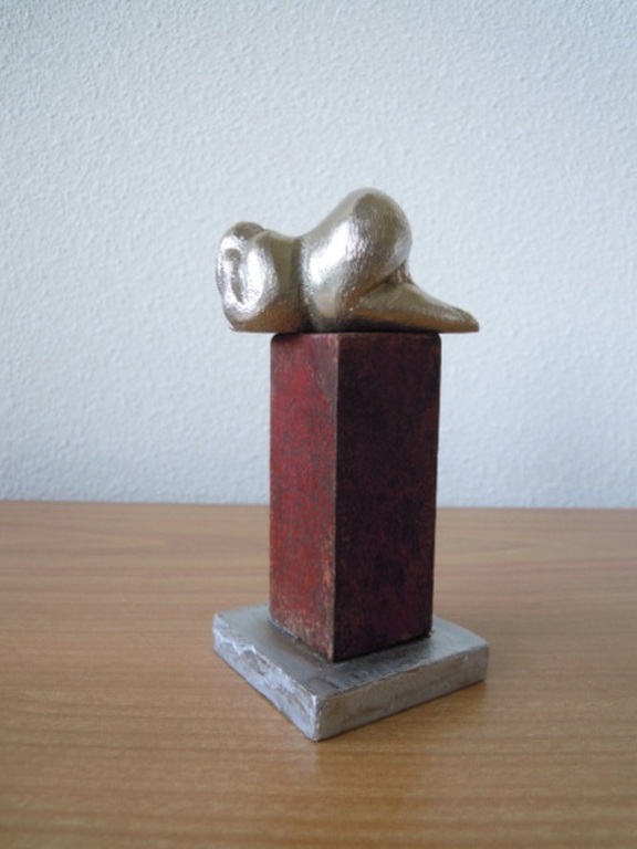 Prachtig beeldje - DIKKE DAME - op houten sokkel 12 cm hoog.  kopen? Bied vanaf 1!