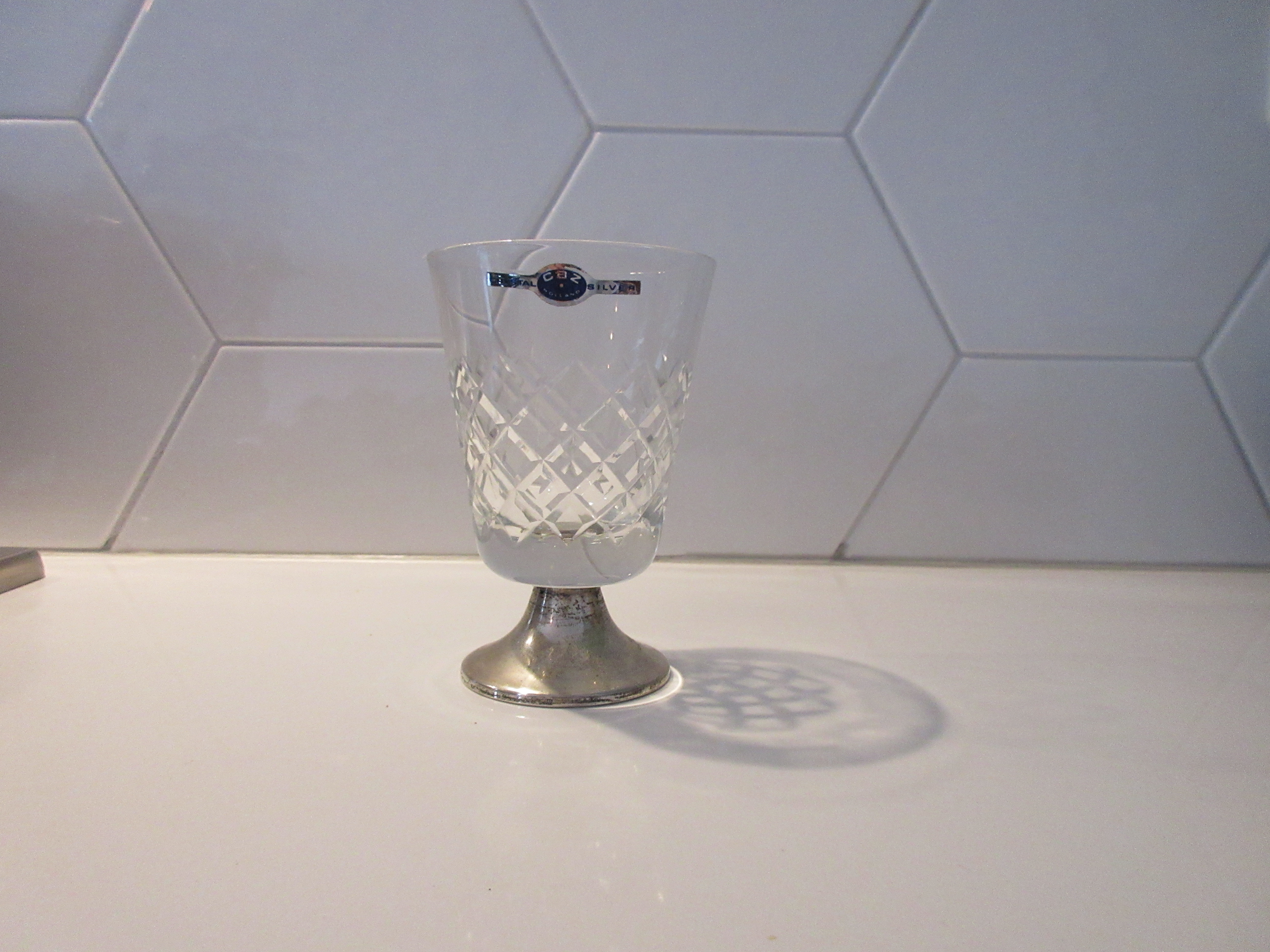 CBZ - Kristallen wijnglas met zilveren voet verkocht voor € 10!