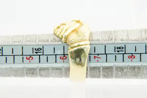 81 - Mooi gedetailleerde 18 krt geel gouden Surinaamse vriendschapsring kopen? Bied vanaf 465!