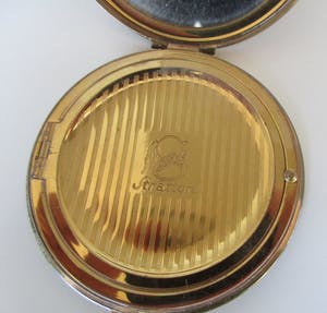 Niet of onleesbaar gesigneerd - Art deco gedecoreerde messing poederdoos van Stratton Engeland kopen? Bied vanaf 10!