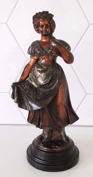 Niet of onleesbaar gesigneerd - Antiek 19e eeuws verbronsd aardewerken beeld van een dame gesigneerd L&M verkocht voor € 1!